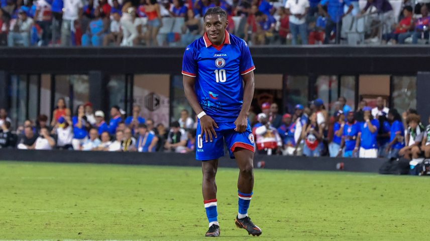 Camisa do Haiti para a Copa tem uma bandeira na parte inferior — Foto: Getty Images
