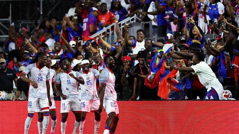 Frantzdy Pierrot, número 20 do Haiti, comemora com seus companheiros de equipe após marcar um gol contra a Nova Zelândia no segundo tempo durante o amistoso internacional no Chase Stadium em 2 de junho de 2026 em Fort Lauderdale, Flórida
