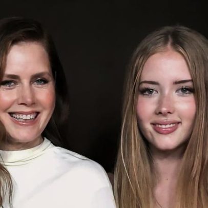 Amy Adams aparece com filha de 15 anos em red carpet de Hollywood