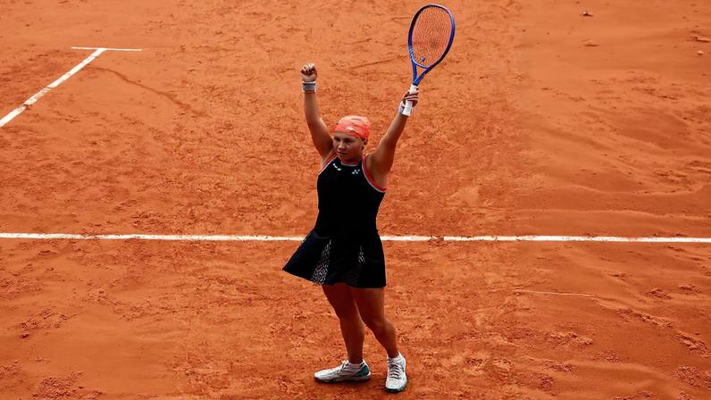 Diana Shnaider vence Sabalenka e vai à semi de Roland Garros — Foto: Matthew Stockman/Getty Images