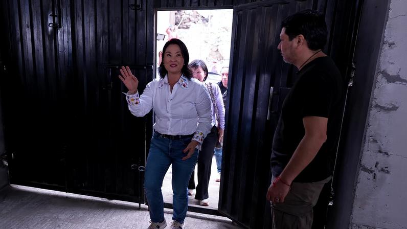 Keiko Fujimori, candidata à presidência pelo partido Fuerza Popular, cumprimenta seus apoiadores durante o segundo turno das eleições de 2026
