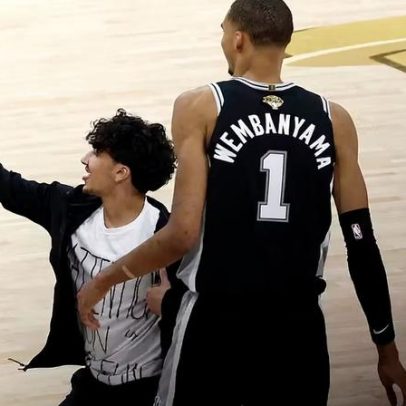 Torcedor invade quadra para selfie com Wembanyama; Knicks vencem Spurs