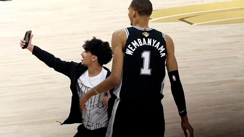 Fã tira selfie com Wembanyama na final da NBA — Foto: Getty Images