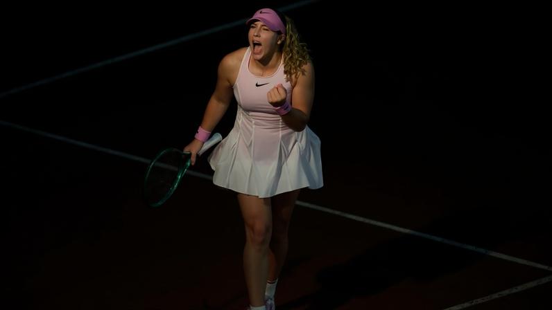 Mirra Andreeva celebra vitória na semifinal de Roland Garros — Foto: Ian MacNicol/Getty Images