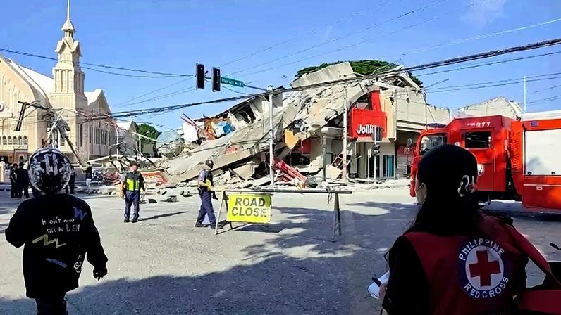 Prédio desaba durante terremoto de magnitude 7,8 nas Filipinas
