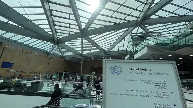 Placa da Conferência das Nações Unidas sobre Mudanças Climáticas no saguão do Centro Mundial de Conferências de Bonn.