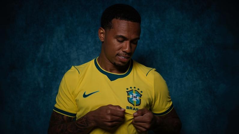 Gabriel Magalhães posa para ensaio do Brasil para a Copa do Mundo — Foto: Getty Images