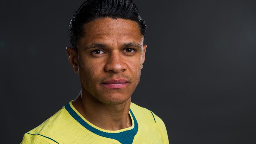 Douglas Santos em ensaio oficial para a Copa do Mundo — Foto: Karl Bridgeman - FIFA