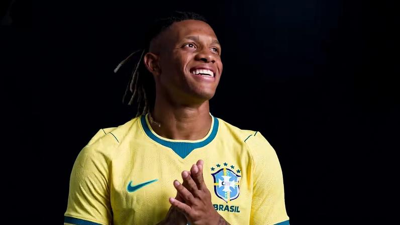 Danilo Santos posa para ensaio do Brasil para a Copa do Mundo — Foto: Getty Images