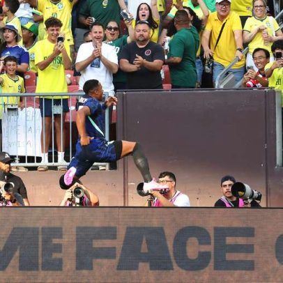Endrick celebra gol em amistoso e relembra lesão