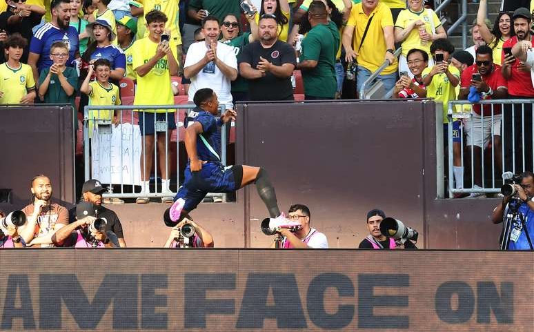 Endrick comemora gol do Brasil