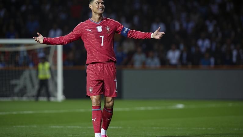 Cristiano Ronaldo lamenta chance desperdiçada.