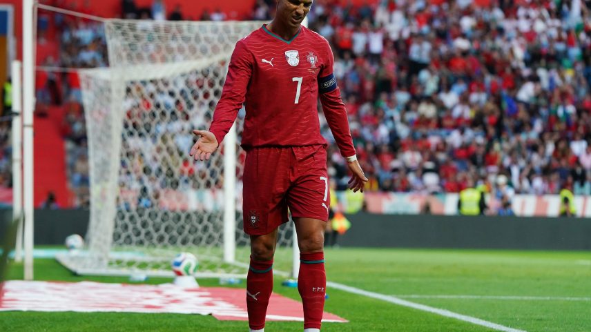 Cristiano Ronaldo lamenta gol perdido no amistoso entre Portugal e Nigéria — Foto: Gualter Fatia/Getty Images