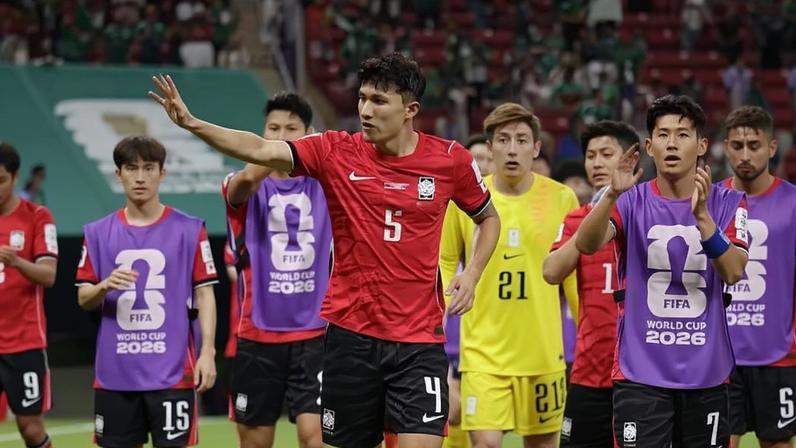 Jogadores da Coreia do Sul com chuteira rosa em vitória contra a República Tcheca — Foto: Luciano Gonzalez/Anadolu via Getty Images