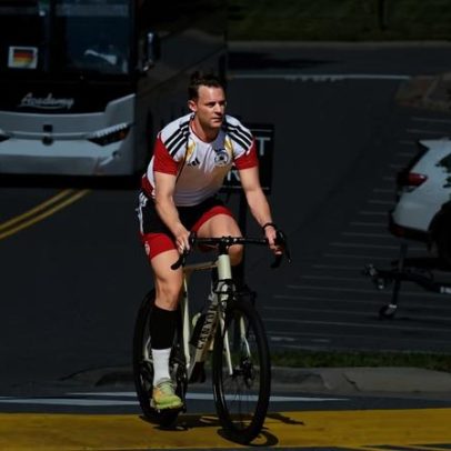 Neuer chega de bike ao último treino da Alemanha antes da estreia na Copa
