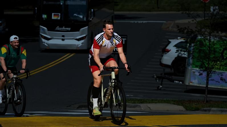 Neuer chega de bicicleta ao treino da Alemanha em Winston-Salem — Foto: Jan Woitas/picture alliance via Getty Images