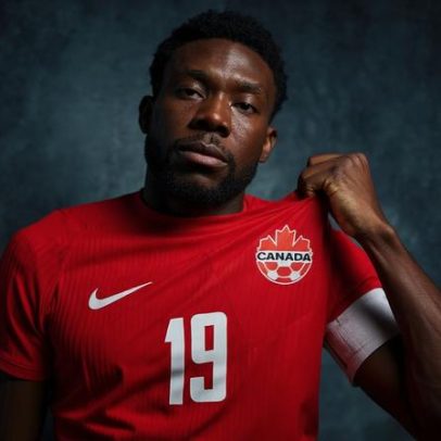 Alphonso Davies é visto de forma discreta entre fãs no Canadá