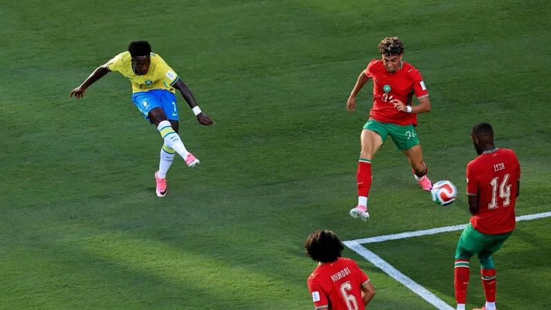 Vini Jr comemorando gol pelo Brasil