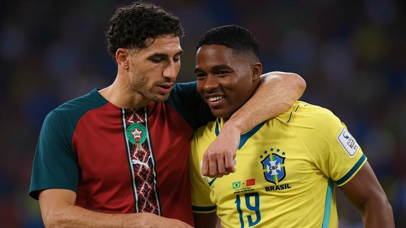 Endrick em conversa com Hakimi após Brasil x Marrocos na Copa do Mundo — Foto: Getty Images