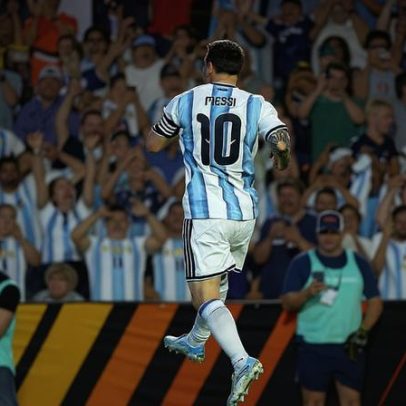 Messi volta a campo às vésperas da Copa e celebra união