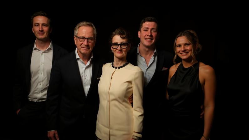 A atriz Joan Cusack com o marido e os filhos no evento de lançamento de Toy Story 5 (2026), no Dolby Theatre, em Los Angeles, em 9 de junho de 2026