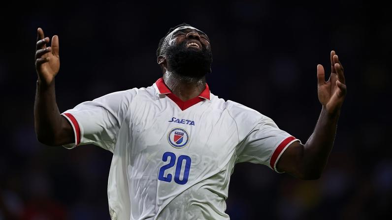 Pierrot lamenta chance perdida em Haiti x Escócia, pela Copa do Mundo 2026 — Foto: Robbie Jay Barratt - AMA/Getty Images