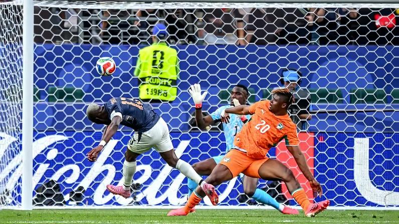 O gol perdido por Enner Valencia contra a Costa do Marfim — Foto: Harry Langer/DeFodi Images/DeFodi via Getty Images