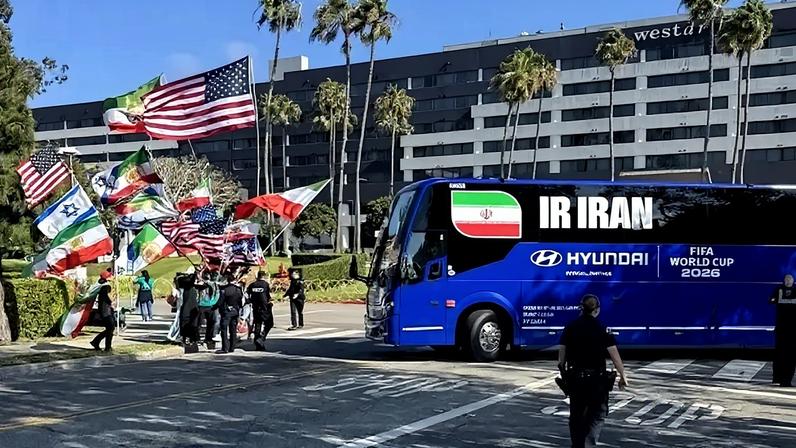 Manifestantes se reuniram em frente ao hotel onde a seleção iraniana de futebol está hospedada antes de sua estreia na Copa do Mundo em Los Angeles, nos Estados Unidos, em 14 de junho de 2026.