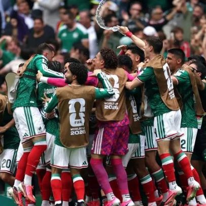 México vence África do Sul por 2 a 0 na estreia, com três expulsões