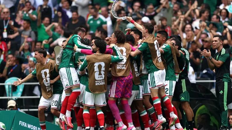 Seleção do México celebra gol de Quiñones contra a África do Sul, o primeiro tento da Copa do Mundo de 2026