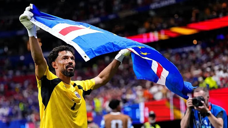Cabo Verde de Vozinha ganhou três posições no ranking da Fifa após o empate com a Espanha — Foto: Jose Breton/Pics Action/NurPhoto via Getty Images