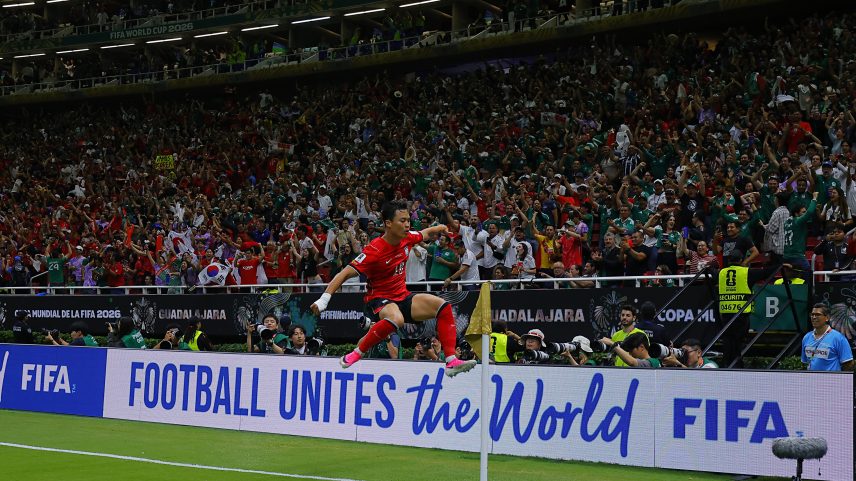 Oh Hyeongyu comemora o segundo gol da Coreia do Sul sobre a República Tcheca — Foto: Luis Cano/Getty Images