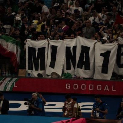Torcida iraniana protesta na Copa 2026 pela morte de crianças em ataque dos EUA