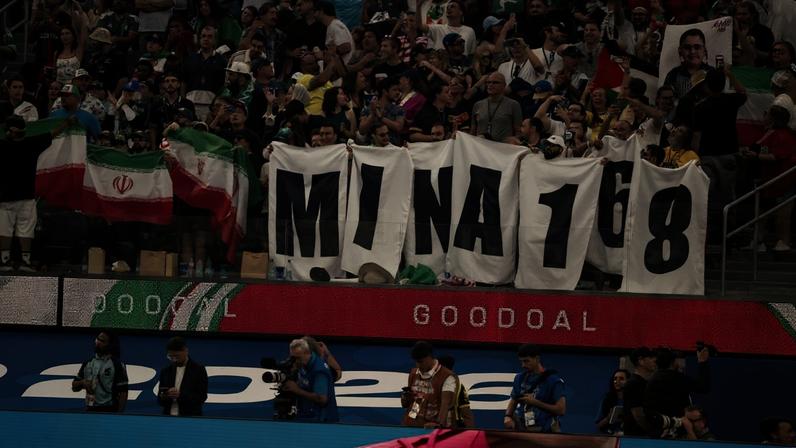 Torcedores do Irã exibem uma mensagem em memória das 168 pessoas mortas em Minab em um ataque dos EUA em 28 de fevereiro, durante a partida do Grupo G da Copa do Mundo da FIFA 2026 entre Irã e Nova Zelândia no Estádio de Los Angeles em 15 de junho de 2026