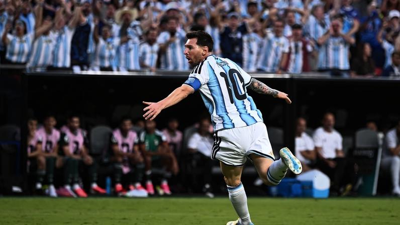 Lionel Messi comemorando gol da Argentina sobre a Argélia