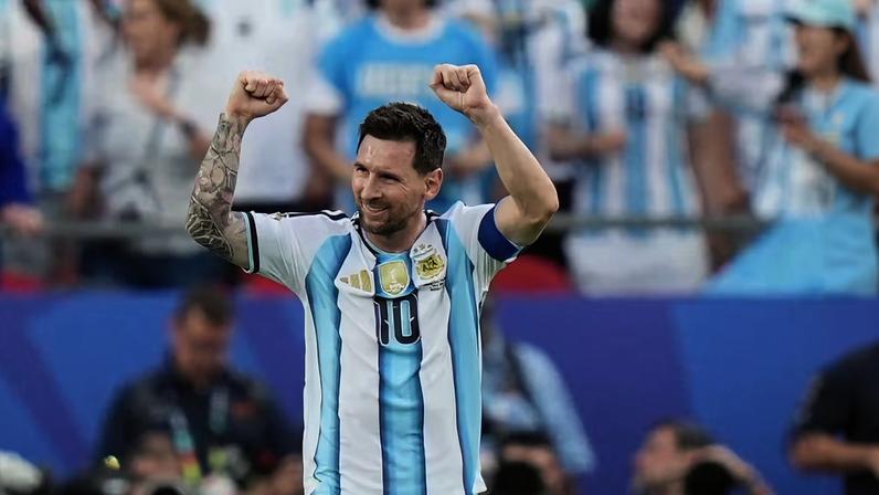 Messi marca três vezes na vitória da Argentina sobre a Argélia na Copa do Mundo — Foto: Getty Images
