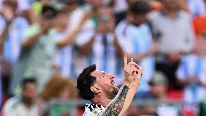 Messi comemora o primeiro gol da Argentina contra a Argélia.