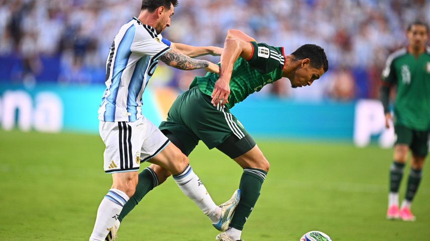 Com a sola, Messi acerta a panturrilha de Mandi — Foto: Tom Weller/Getty Images