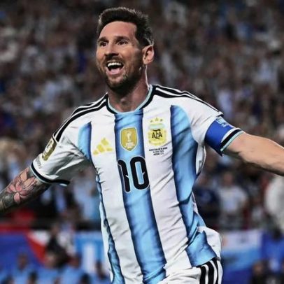 Messi faz história e Argentina vence Argélia na estreia da Copa