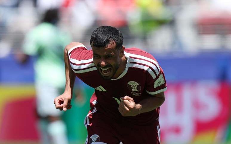 Boualem Khoukhi comemora após marcar o primeiro gol do Catar na Copa.