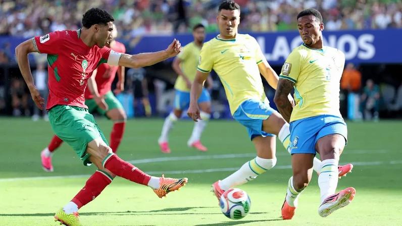 Achraf Hakimi e Gabriel Magalhães.