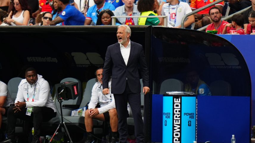 Sébastien Desabre, técnico da RD Congo, no jogo contra Portugal — Foto: Hakan Akgun/Anadolu via Getty Images