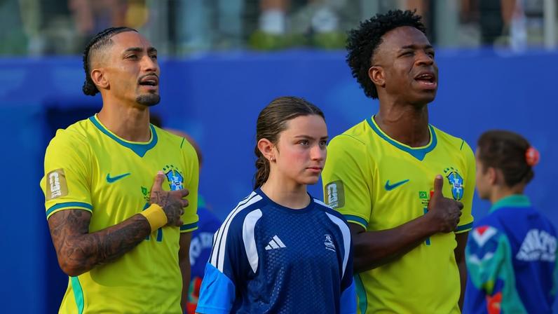 Rapinha e Vini Jr cantam o hino do Brasil antes de enfrentar o Marrocos — Foto: Hugo Rivera/Jam Media/Getty Images