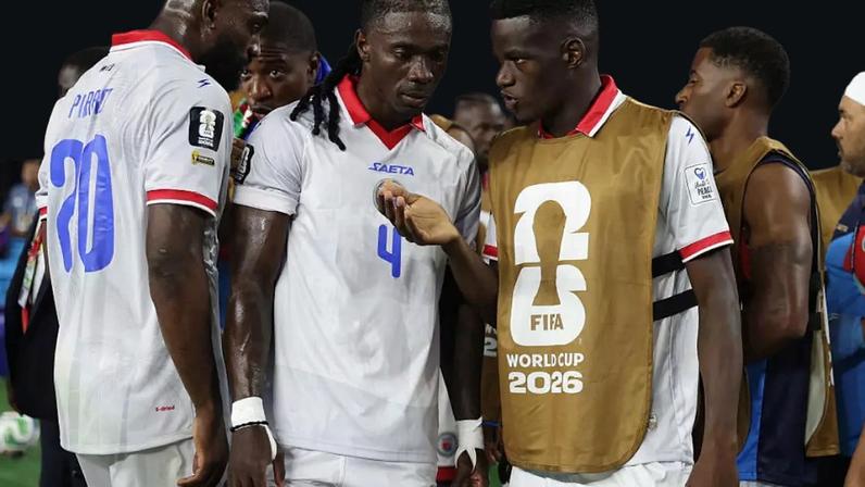 Ricardo Adé veste a camisa 4 do Haiti