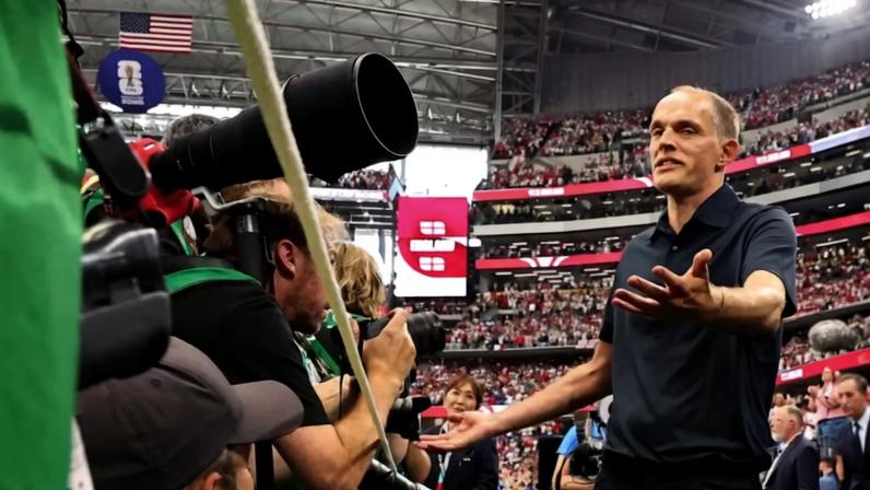 Thomas Tuchel cercado por fotógrafos em Inglaterra x Croácia — Foto: Marc Atkins/Getty Images