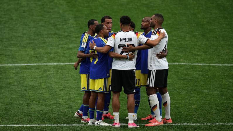 Jogadores de Alemanha e Curaçao se juntam para oração após jogo da Copa do Mundo — Foto: Sebastian Widmann - FIFA/Getty Images