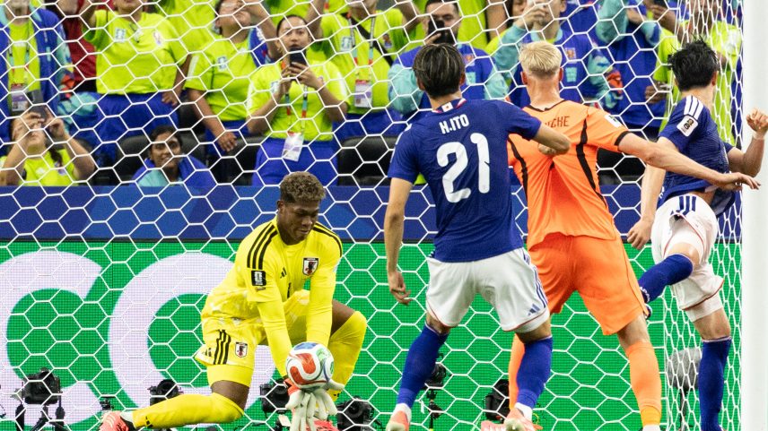 Voluntários da Fifa, de verde, ocuparam camarotes atrás do gol em Holanda x Japão — Foto: Steve Limentani/ISI Photos/ISI Photos via Getty Images