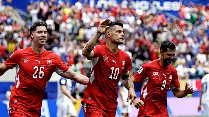 Xhaka comemora gol contra Bósnia com gesto de "fala muito" — Foto: Getty Images