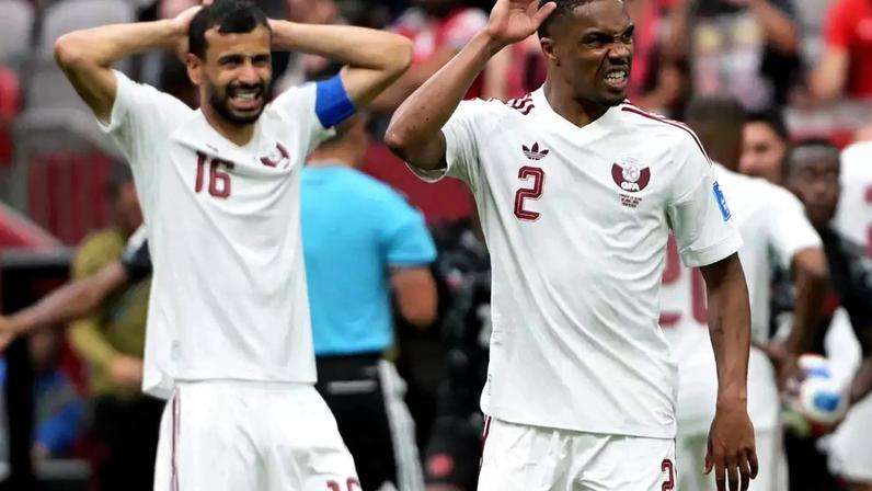 Jogadores do Catar lamentam lesão de Koné, do Canadá.