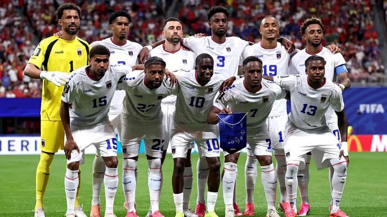 Seleção de Cabo Verde com uniforme branco contra a Espanha